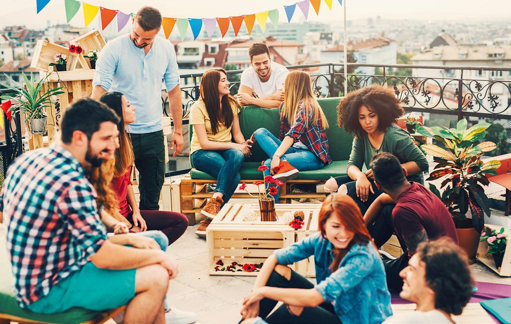 1 Hola, guapa! A En Barcelona hay una fiesta internacional de estudiantes. Hay música latina y todo el mundo baila y conversa. Pedro y Matti hablan de sus amigos.