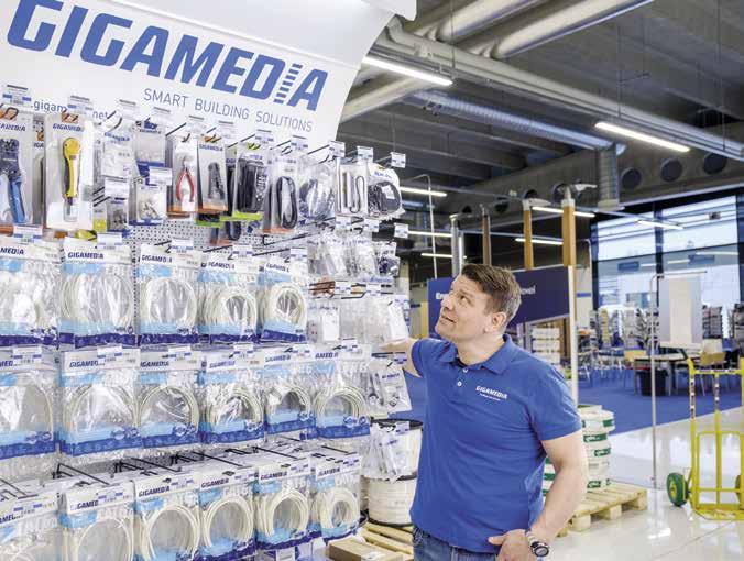 Gigamedia kokosi kaapelitarvikkeet yhteen hyllyyn Rexelin liiketoiminnan kehittämispäällikkö Petter Lindén esittelee Gigamedian tuotevalikoimaa Vantaan Antaksentien palvelumyymälässä.