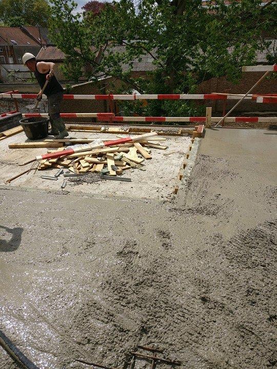 19 5.3.3 Step 3. Situ concrete of the floor First the concrete is poured into the formworks. When the concrete is poured it has plenty of air-bubbles that substantially weaken the concrete.