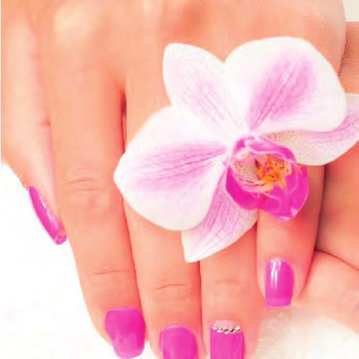 Pyöreät, kolmiot tai neliöt Nail Foil Wraps pakkaus 20 kpl foliokääreitä geelilakkauksen poistoon sekä 100 ml poistoneste. Kaada nestettä folion tyynylle.