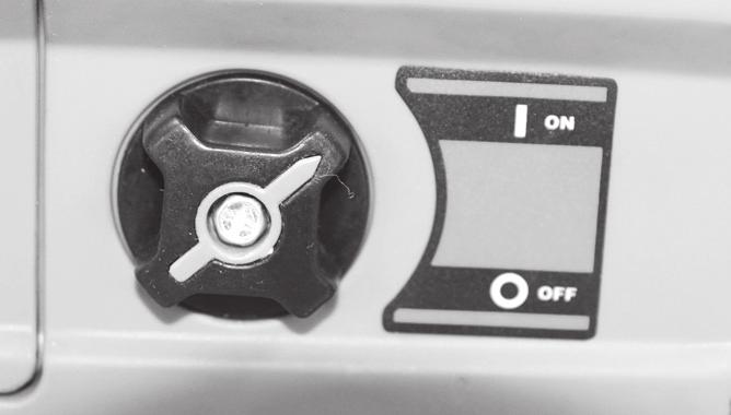 2. Den Benzinhahn durch Drehen auf die Position ON öffnen FUEL 3. Den Primer 5 bis 6 Mal eindrücken. 4. Den Choker auf die Position COLD stellen. 5. Den Stromschalter auf Position ON stellen. 6. Langsam am Anlassergriff (4) ziehen, bis ein Widerstand zu spüren ist.