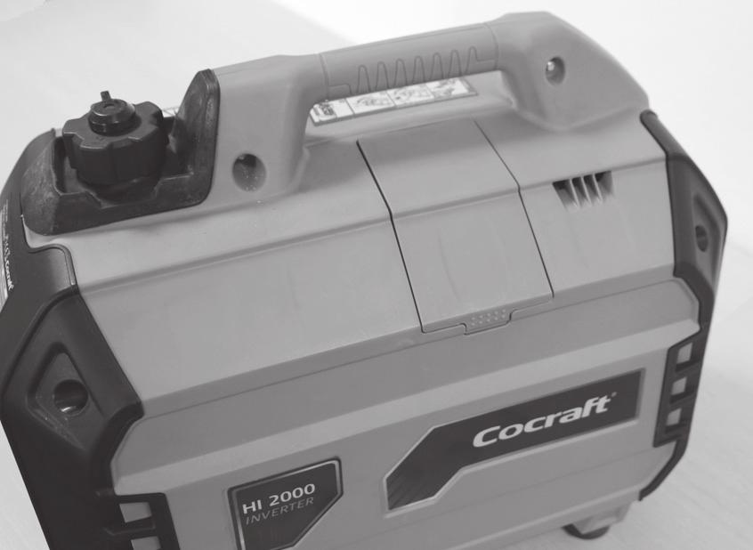 Mit Hilfe eines Filters Öl vom Typ SAE 10W-30 nachfüllen, bis der Öltank gefüllt ist. Der Generator muss dabei gerade und sicher stehen. 8. Den Ölmessstab und die Wartungsklappe anbringen.