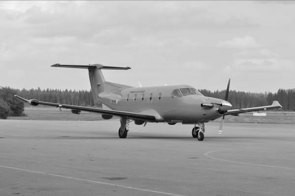 Pilatus PC-12 NG Pilatus PC-12 NG on sveitsiläinen yksimoottorinen liike- ja yhteyskone. Monikäyttöinen Pilatus palvelee ilmavoimissa yhteyskoneena ja kevyen rahdin kuljetustehtävissä.