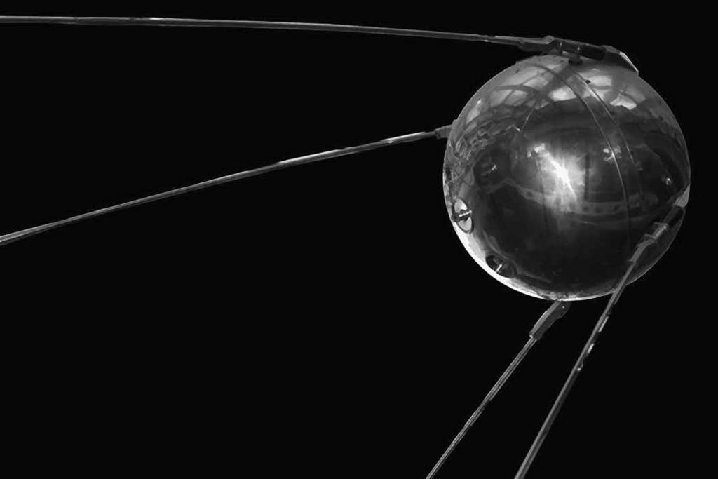 Kuva: CC0 Wikimedia Commons 7. Sputnik Syksyllä 1957 Neuvostoliitto laukaisi avaruuteen maailman ensimmäisen satelliitin eli tekokuun. Sen nimi oli Sputnik.