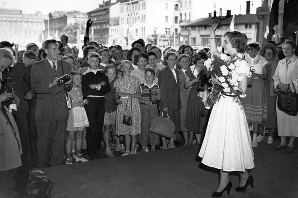 Kuva: CC0 Wikimedia Commons 9. Armi Kesällä 1952 juhlittiin suomalaista naiskauneutta. Armi Kuusela kruunattiin Miss Universumiksi. Ne olivat kaikkien aikojen ensimmäiset Miss Universum -kisat.