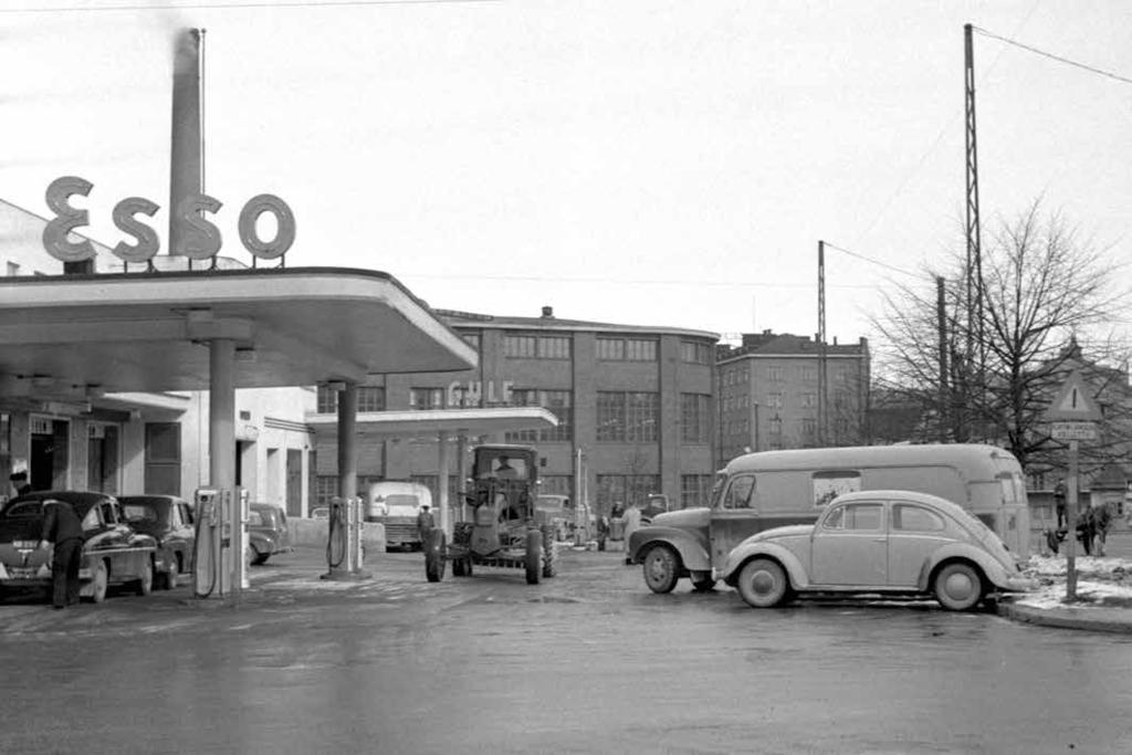 Huoltoasemien määrä viisinkertaistui 50-luvulla. Kuva: Jussi Kangas / Vapriikin kuva-arkisto / rajattu Dodge, DeSoto ja Pontiac. Niistä haaveiltiin, mutta pienempiä autoja ostettiin.