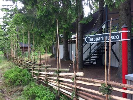 Tässä tiistain taksvärkki talkoolaisen Sari Minkovitschin kertomana: Eilen tiistain riukuaitataksvärkissä keihäitä