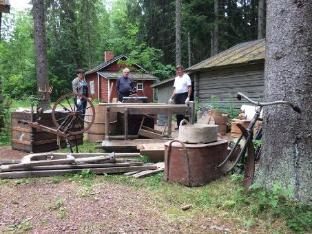 Ilmoittautumisia tuli vain satunnaisesti, vaikka aluksi talkoopäivistä ilmoitettiin Museotaksvärkin blogissa, facebookissa, sähköpostiringeissä ja kyläyhdistysten sivuilla sekä Alueviestissä.