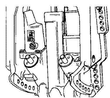 Power Trim -nesteen tarkistus HUOLTO 1. Kallista perämoottori täysin ylös -asentoon ja kiinnitä kippauksen tukivarsi. 27877 2. Poista täyttökorkki ja tarkista nestemäärä.