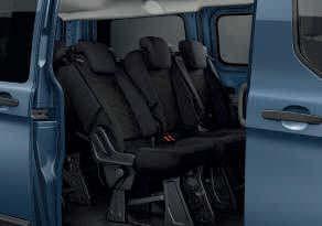 jatko-ohjaamopakettiautossa on täyskorkea ja -leveä, ikkunallinen muotoiltu väliseinä, joka suojaa matkustajia.