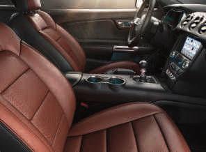 Istuinverhoilu. EcoBoost ja GT Perforoitu Salernonahkainen istuinverhoilu, väri Ebony. Salerno-nahalla verhoillut istuinreunukset, väri Ebony.