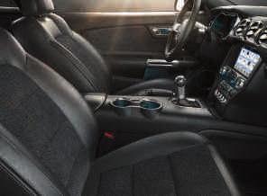 Metal Grey -tikkaukset 1). EcoBoost ja GT Perforoitu Luxury Grain -nahkainen istuinverhoilu, väri Ebony. Istuinreunukset Lux Grain Vinyl-nahkaa, väri Ebony. Grabber Blue -tikkaukset 1).