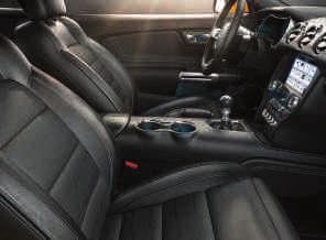 Carbon Sport Pack (vasemmalla) Mustang Carbon Sport Pack valinnaisvarustepakettiin kuuluvat urheilulliset Alcantara -istuimet ja ovisomisteet, "Carbon Twill" -kojelaudan verhous, sekä hiilikuituinen