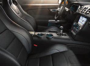 EcoBoost ja GT Perforoitu Salernonahkainen istuinverhoilu, väri Ebony sekä Metal Grey-kontrastitikkaus Salerno-nahkaiset istuinreunukset, väri Ebony EcoBoost ja GT Perforoitu Salerno -nahkainen
