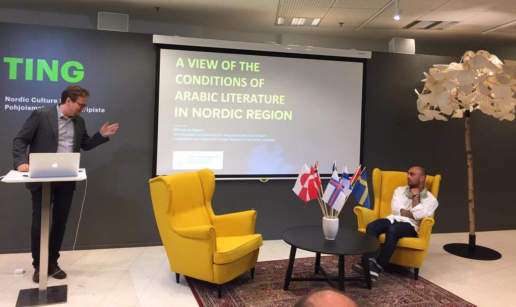 14 / 67 Ahmed Al-Nawasin A View of the Conditions of Arabic Literature in the Nordic Region -selvityksen julkaisutilaisuus Pohjoismaisessa kulttuuripisteessä. Kuvassa Olli Löytty ja Ahmed Al-Nawas.