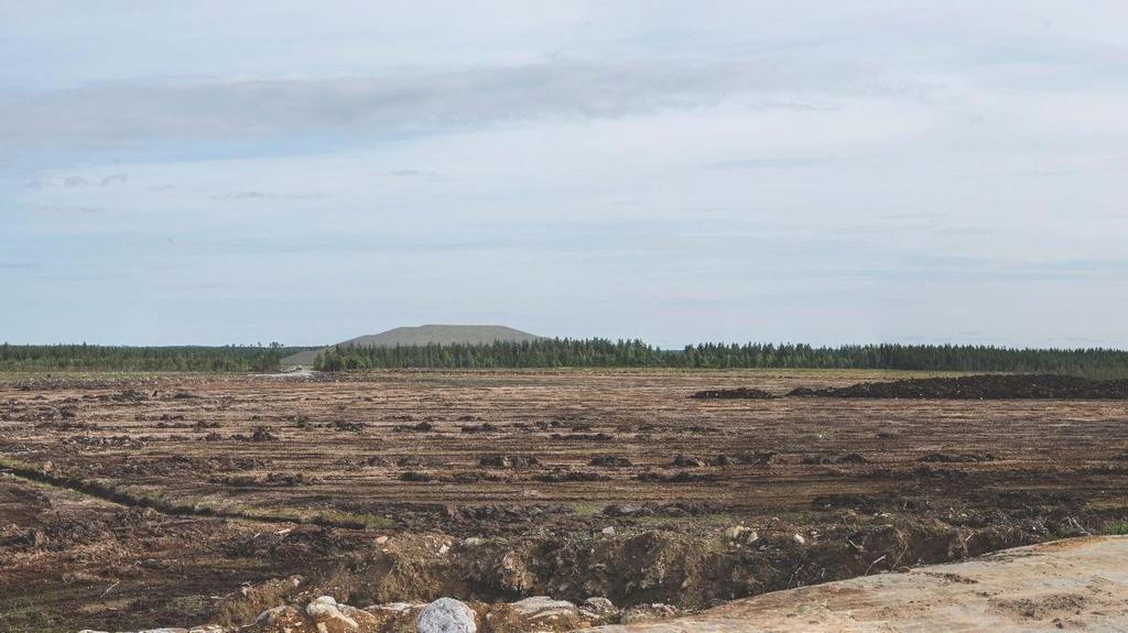YMPÄRISTÖVAIKUTUSTEN ARVIOINTISELOSTUS 148 Kuva 14-9. Valokuvaan tehty kuvasovite vaihtoehdon VE 0+ sivukiven läjitysalueesta näkymässä kaivospiirin lounaisimmasta osasta kohti koillista.