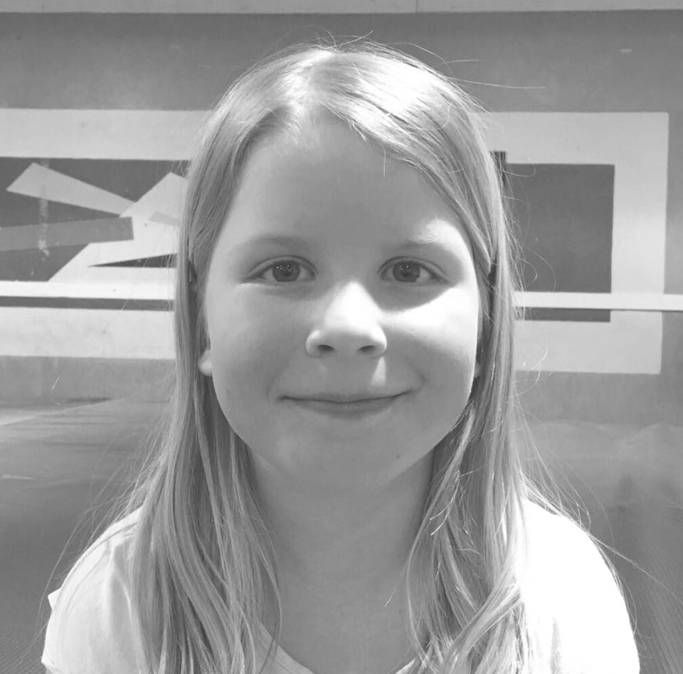 8-9 -VUOTIAAT NOPSA-VEIKOT 1. Juuditmiina Paasonen 2. 8 vuotta 3. Isosiskot harrastivat yleisurheilua, joten päätin itsekin aloittaa 4.