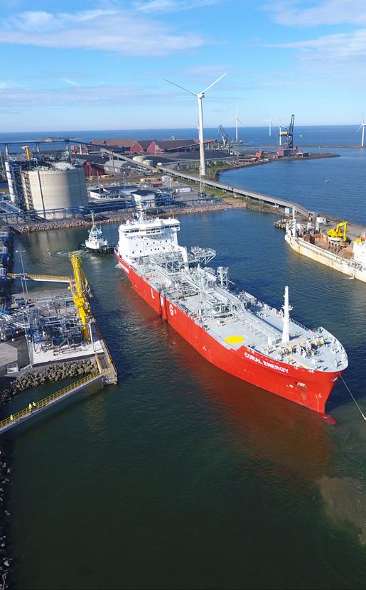 GASUM LYHYESTI LNG PUHTAAMPI VAIHTOEHTO LIIKENTEELLE JA TEOLLISUUDELLE LNG:N EDELLÄKÄVIJÄ Nesteytetty maakaasu on teollisuudelle, merenkulkuun ja raskaalle liikenteelle tarkoitettu vähäpäästöinen ja