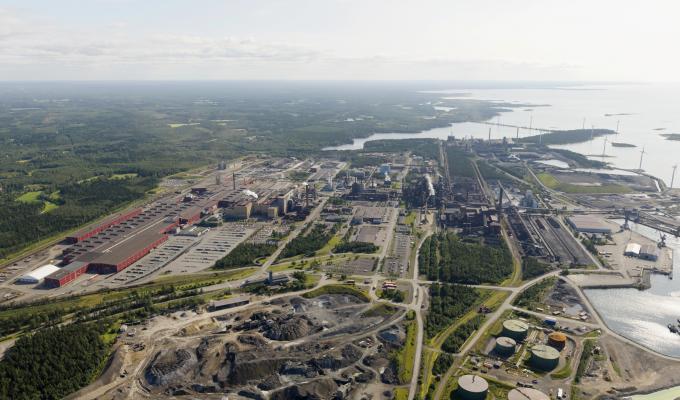 Metallurgian alumnien työnantajia (Suuret) metallurgiset yritykset - Merkittävin työllistäjä (noin puolet alumneista?) - Työllistyminen usein t&k-puolen kautta - Usein myös diplomityön kautta - mm.