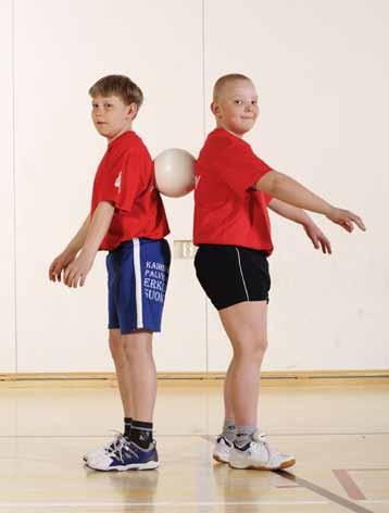 2 Kuljetus pareittain Pallon kuljettaminen parin kanssa sweitsin-ristissä.