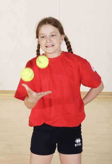 Kahta tennispalloa tulisi pitää ilmassa niin, etteivät ne ole missään vaiheessa yhtä aikaa heittäjän käsissä.
