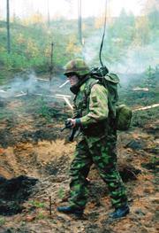 171 Sotilaspuvut ja arvomerkit monen tyyppisiä kovetettuja huopapäähineitä sekä olkihattuja, jotka olivat muodissa pitkään. Olkihattuun kuului laivan nimellä varustettu nauha.