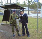 Sotilaspuvut ja arvomerkit 172 Loma- ja palveluspuvun ero on pieni.