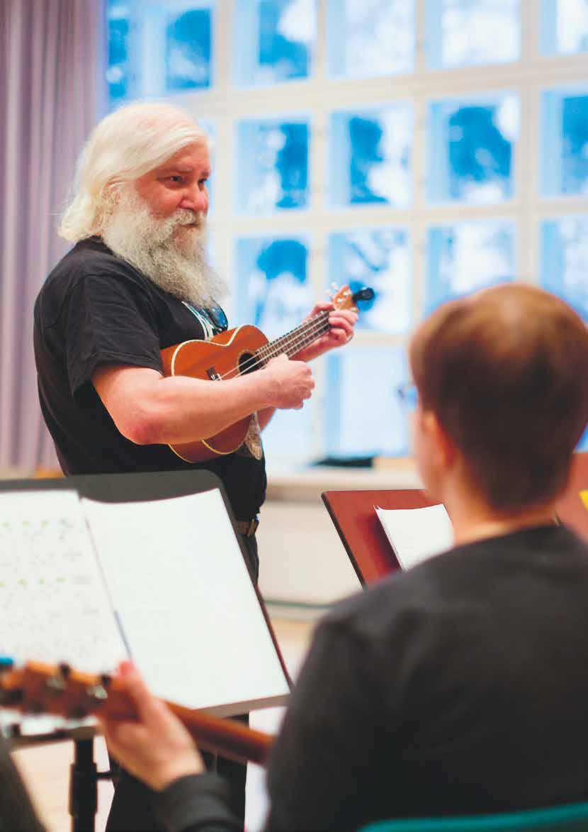 Musiikki Musiikki Musiikin opetusta annetaan kaikenikäisille ja opetuksen sisältö suunnitellaan kurssi- ja oppilaskohtaisesti yhdessä opettajan kanssa.