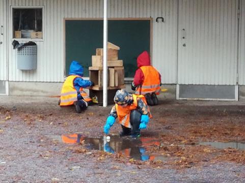 Tällöin lapsi saa mahdollisuuden omaaloitteisesti ja oman kiinnostuksensa mukaan harjoitella taitoja, tutkia, kysellä ja pohtia asioita, jolloin oppimisen polku lähtee liikkeelle.
