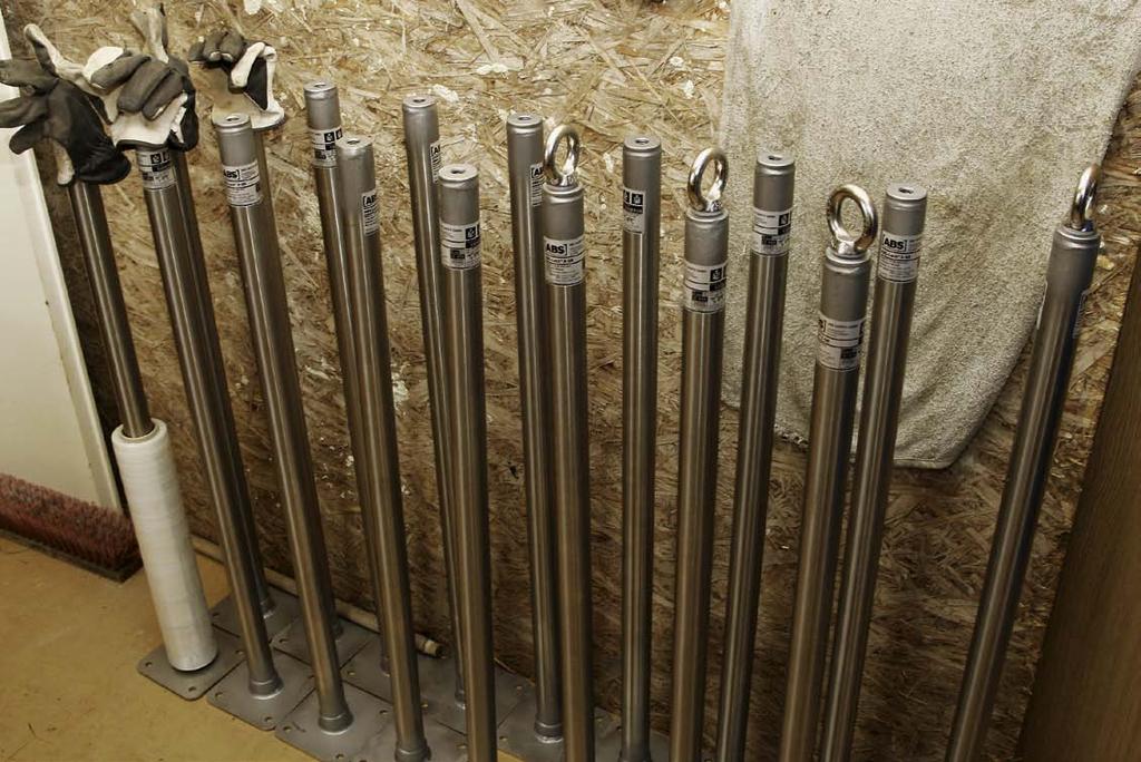 Lamekatuse pollarid ja turvasüsteemid OÜ Katusemaailm kutsel toimus jaanuaris Soomes Peltitarvike OY tehases esimene lamekatuse turvavarustuse koolitus Eesti projekteerijatele, katuseehitajatele ja