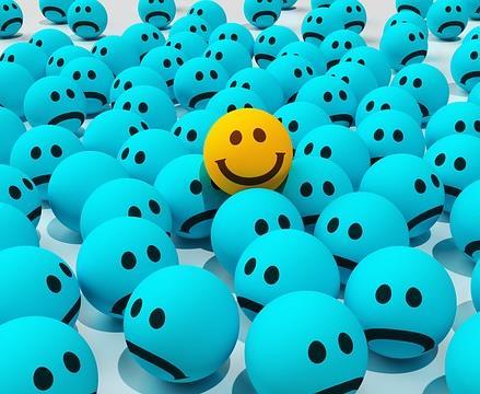 Hymyä huuleen synkistelijät! Tutkimusten mukaan suomalaiset ovat kärkipäässä onnellisuutta mitatessa, mutta se ei näy päällepäin. Keskustelussa onnellisuus ja siihen vaikuttavat tekijät. 27.3.