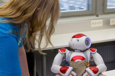 Robotit Tulevaisuuden tarpeita Robotiikka Kuljetus Rutiinityöt Korvaa tiettyjä henkilöresursseja