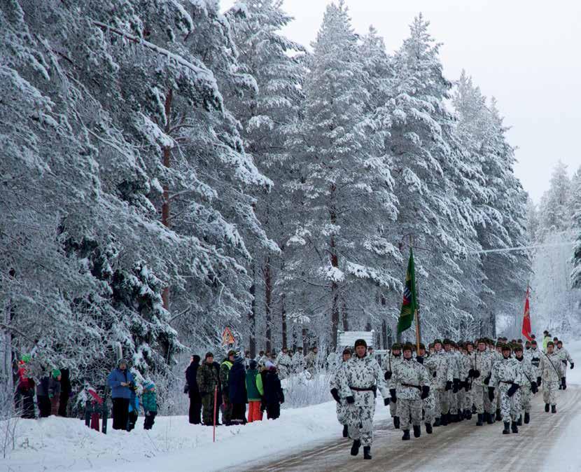 Ohimarssi marssittiin katselmuksen jälkeen Ampumaradan tiellä.