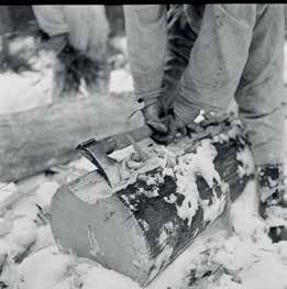 Alapuun päähän hakataan Laiskanhulpa (vetokolo). Kolo tulee tuulen puolelle. Kipinäpuut asetetaan molemmin puolin roitakkeiden paikallaan pysymiseksi.