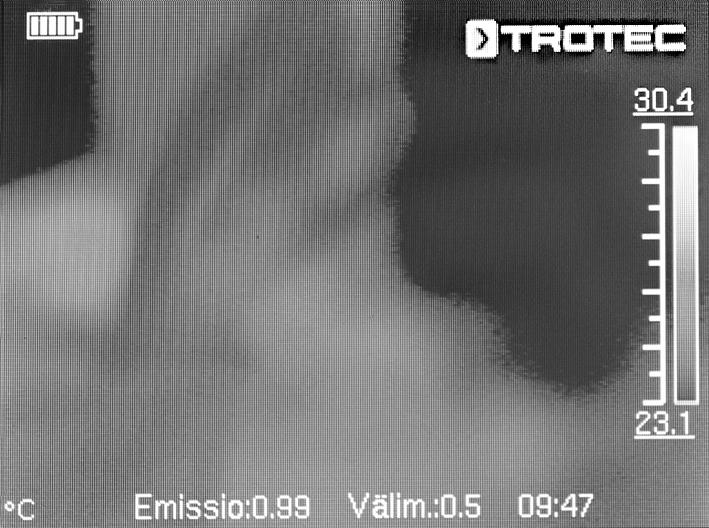 AV-liitännän käyttäminen Voit liittää laitteen AV-kaapelilla näyttöön. Voit siirtää kuvan laitteesta PAL- tai NTSC-muodossa. 1.