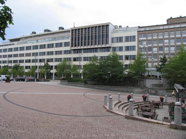 Pormestarimalli ja selkeä johtaminen Pormestarimalli toimii kaupungin poliittisen johtamisen perustana. Tamperetta johtaa pormestari apunaan kolme apulaispormestaria.