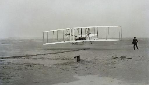 ensimmäinen lento, or ville ja wilb u R wr ight 17.12.1903. kuva nasa.
