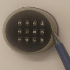 20 KOODILUKON ASENTAMINEN ESIM. AUTOLLIN SEINÄÄN 1. Irrota koodilukon musta etulevy 2. Avaa mustan etulevyn alta paljastuvat ruuvit, jotka vapauttavat koodilukon pohjalevyn 2.