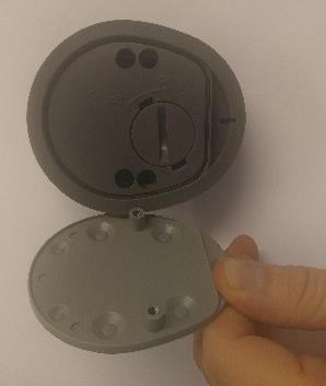 Irrota virtansa menettäneet patterit CR 2032 (2 kpl) ja vaihda vastaaviin uusiin pattereihin 5. Varmista, että patterien yläpuolella oleva metallinen kieli koskettaa pattereita 6.