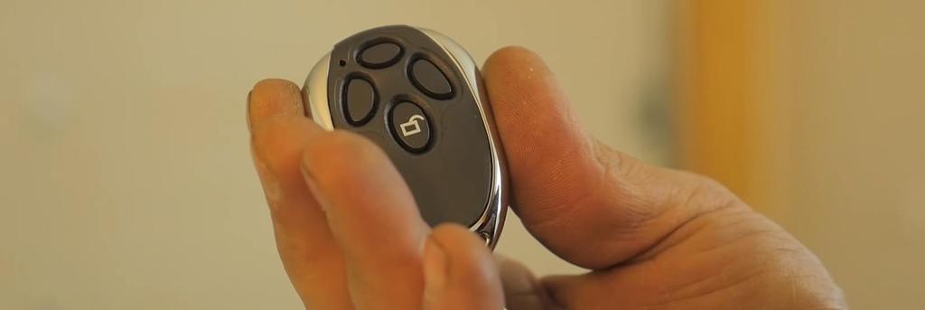 3 ASENNUSOSA Tärkeät turvallisuusvaroitukset Tässä käyttöoppaassa kuvattu autotallin oven avaaja on tarkoitettu nosto-ovien ja yksiosaisten ovien avaamiseen.