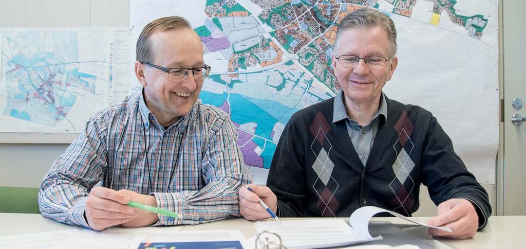 12 Asuminen Jukka Laaksonen ja Jorma Lindström ovat tyytyväisiä päivitettyyn rakennusmääräyskokoelmaan.
