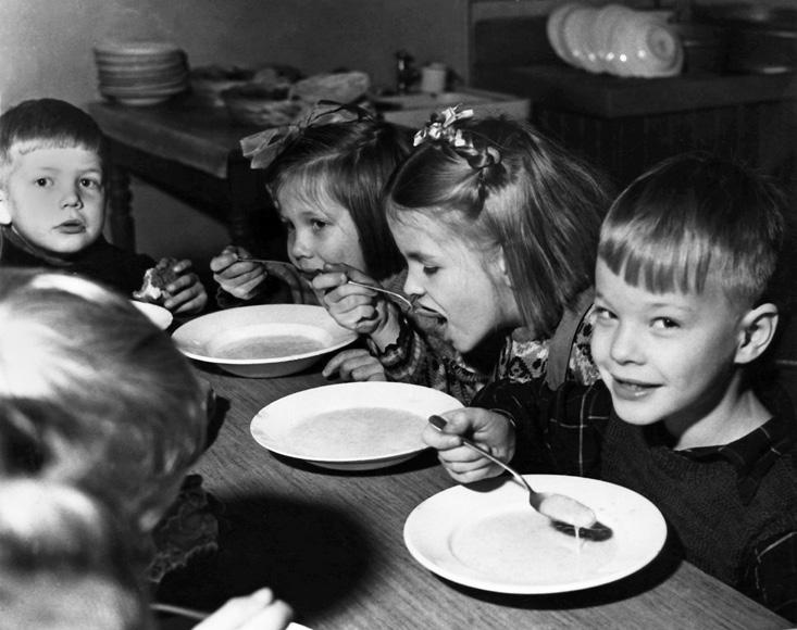 Nykyajan näyttelijöitä ei ota mitään tolkkua*: he puhuvat todella epäselvästi. Vaikka kyllä tämä minun kuulokin huononee koko ajan.