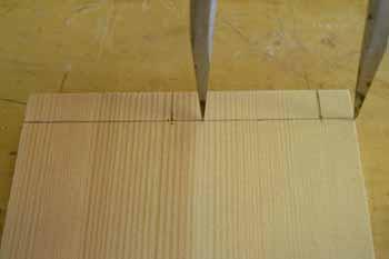 Sama mitta harpissa pitäen siirretään harppi kappaleen reunaan ja tästä saadaan muut tarvittavat mitat. 2.
