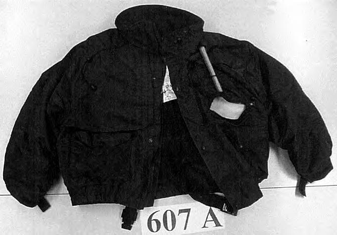 6203 43 19 c) Synteettikuiduista (100 % polyamidia) valmistetut housut, jotka peittävät alavartalon nilkkoihin asti ja joissa on kudottu vuori sekä kaksi sisätaskua.