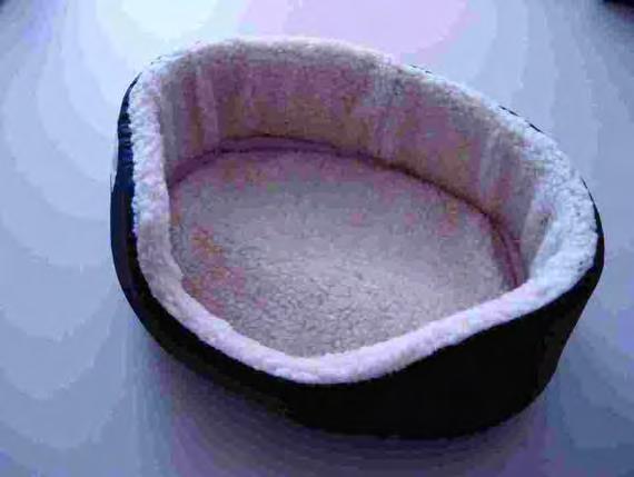 6307 90 98 Pehmeä korinmuotoinen molemmin puolin käytettävä tekstiilitavara, joka on kooltaan noin 35 cm 25 cm ja jossa on pehmustetut reunat (korkeus 10 cm) ja pehmustettu pohja.