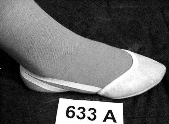 6402 99 93 Harjoittelukengät, joissa on kumiset pohjat ja 27 cm pituiset sisäpohjat sekä muovipäälliset, joiden päälle on ompelemalla kiinnitetty nahkakaistaleita tai -kappaleita, jotka peittävät