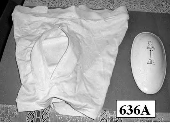 6107 12 00 Tekokuituneuloksesta (90 prosenttia polyamidia, 10 prosenttia elastomeerilankaa) valmistettu kevyt yksivärinen vaate, joka on tarkoitettu peittämään vartalon alaosa vyötäröltä reiden