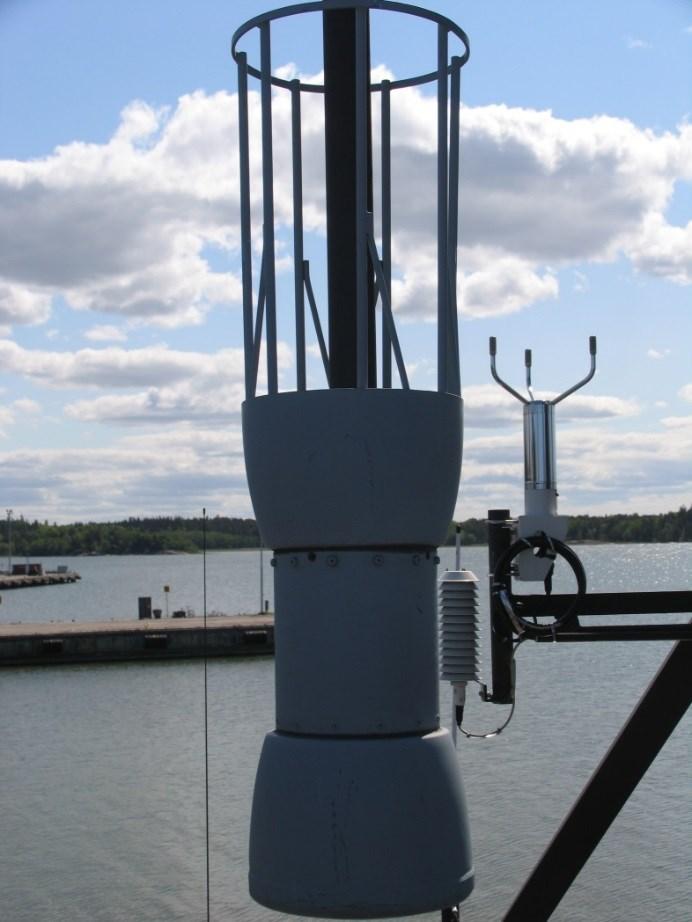 27 3. ANTENNITYYPIT 3.1. Dipoliantenni Merivoimien aluksilla on käytössä runsaasti VHF- ja UHF-taajuusalueiden dipoliantenneja.