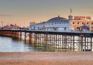 The Lanesien mahtavien ostosmahdollisuuksien lisäksi pääset uusien ystäviesi kanssa nauttimaan rannan huvittelukeskuksesta, Brighton Pieristä.
