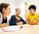 tarjoavat viihtyisät puitteet aktiiviseen vapaa-aikaan oppituntien jälkeenkin. Accredited by: Katso kurssipäivät ja -hinnat erillisestä hinnastosta tai sts.fi.